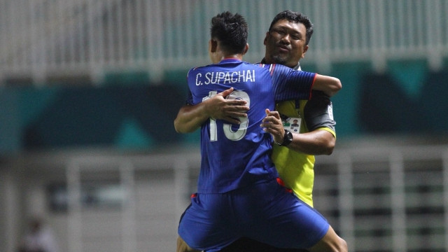 HLV Worrawoot Srimaka của ĐT Olympic Thái Lan.