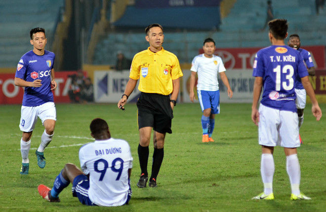 Trọng tài Phumarin Kamruen điều khiển trận CLB Hà Nội vs Quảng Nam tại vòng 25 V.League 2017. 