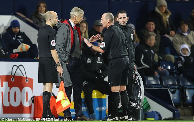 HLV Wenger tranh cãi với trọng tài Mike Dean.