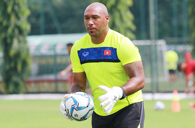 HLV thủ môn Jason Brown bất ngờ chia tay bóng đá Việt Nam.