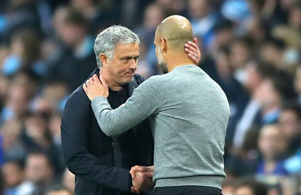 HLV Jose Mourinho bắt tay và nói chuyện khá lâu với HLV Pep Guardiola.