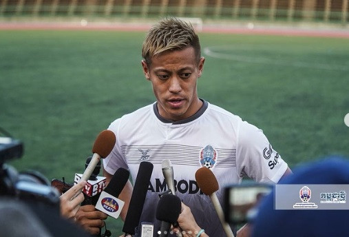 HLV Keisuke Honda trên vai trò HLV trưởng ĐT Campuchia.