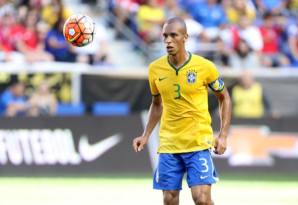 Miranda sẽ đeo băng thủ quân khi Brazil đấu Serbia.