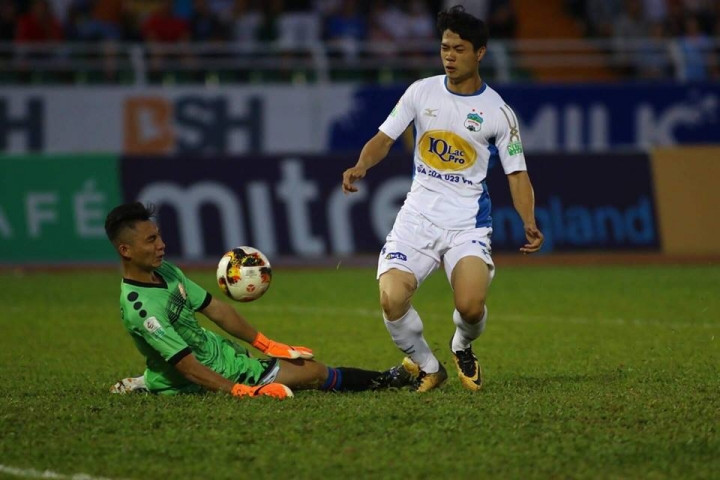 Công Phượng bị HLV HAGL chỉ trích vì đá quá cá nhân.