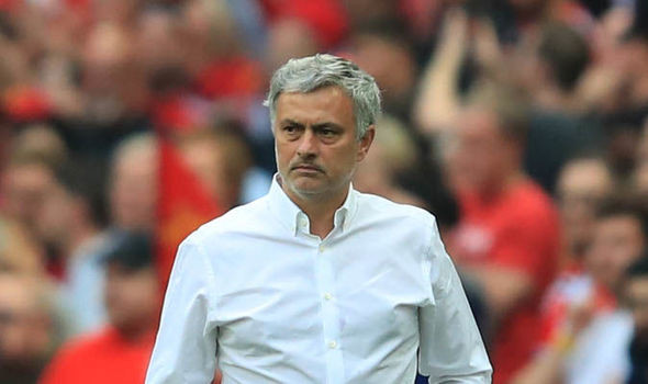 HLV Mourinho cùng M.U giành vé vào chung kết FA Cup.