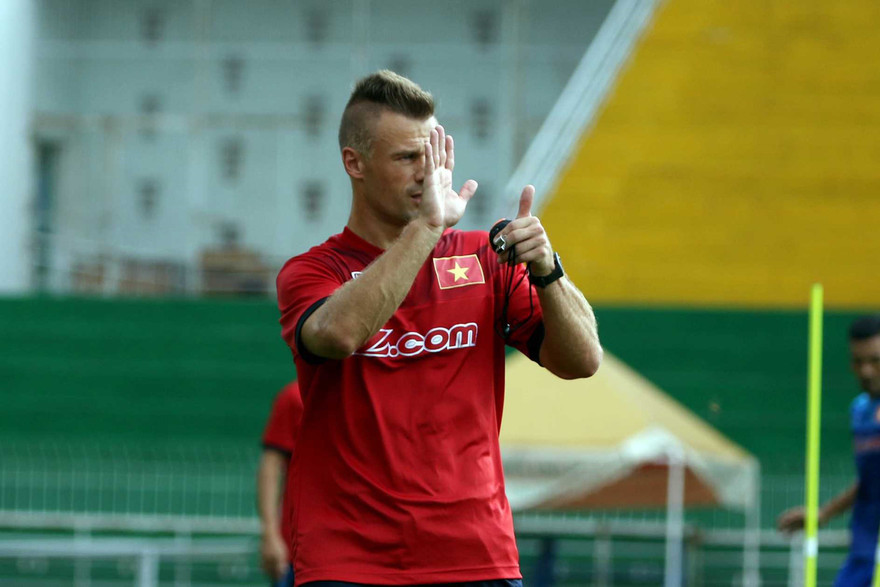 HLV thể lực Martin Forkel về dưới trướng của Công Vinh.