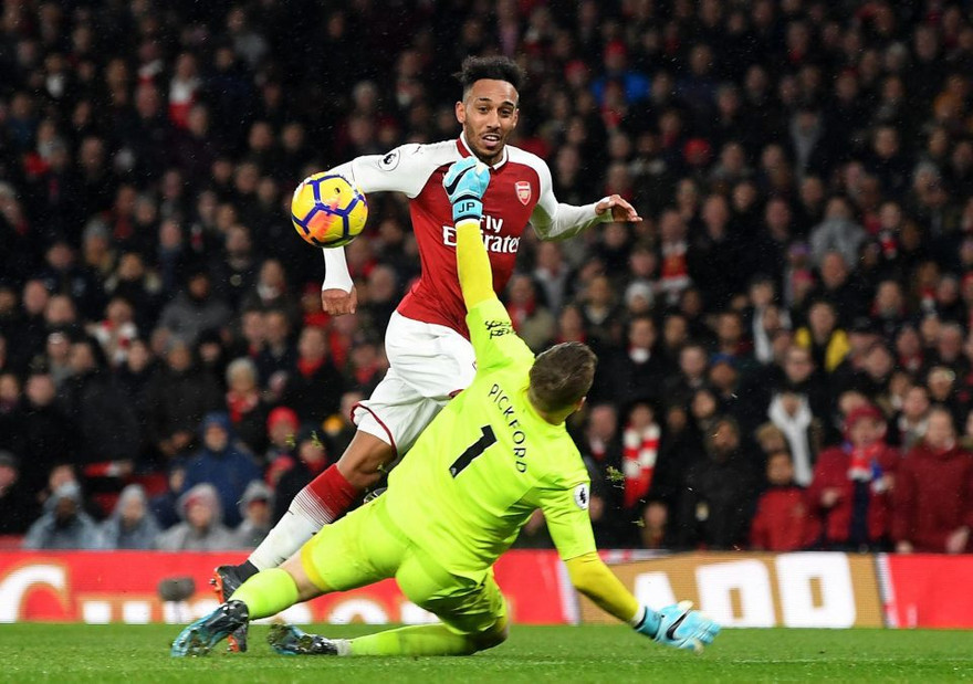 Aubameyang ghi bàn ngay trong trận ra mắt Arsenal.