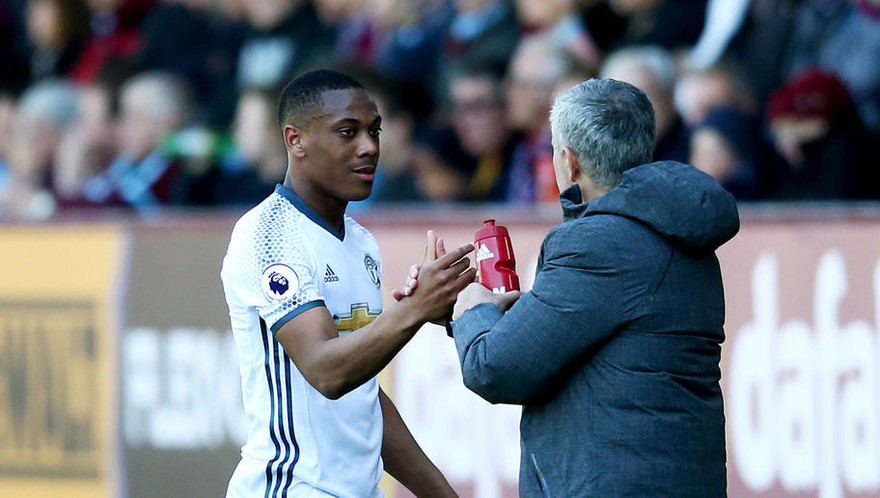 HLV Jose Mourinho để Martial tự quyết định tương lai.