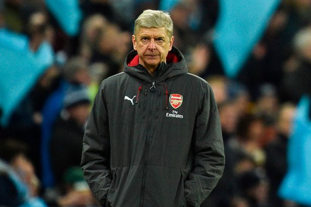 HLV Wenger đối mặt tương lai bất định ở Arsenal.
