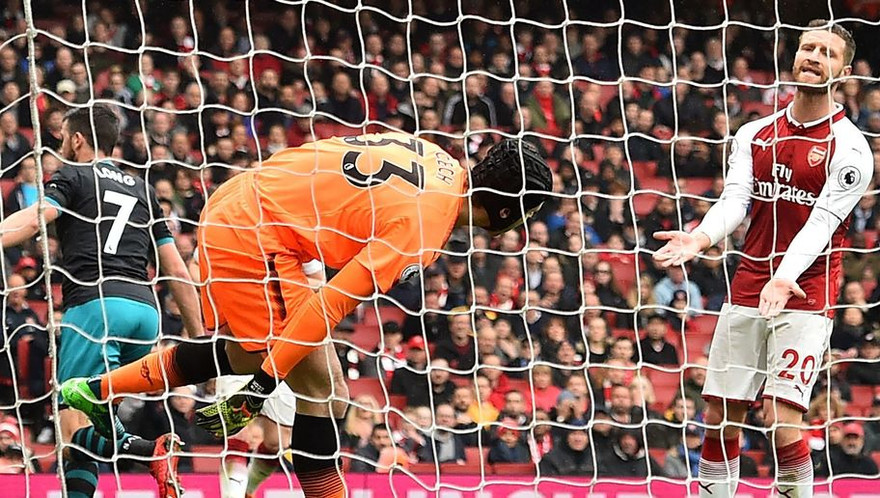 Cech và Mustafi mắc nhiều sai sót ở Premier League mùa này.