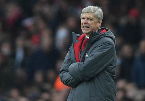 HLV Wenger dính họa vì chỉ trích trọng tài Mike Dean.