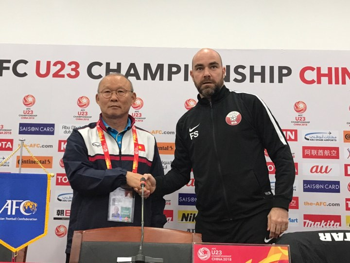 Ông Park Hang-seo bắt tay HLV Qatar trong buổi họp báo sáng nay. Ảnh: Tiểu Phùng.