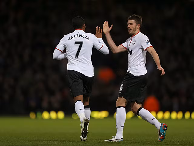 Valencia và Carrick đã bình phục chấn thương.