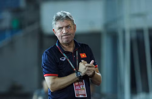 GĐKT Jurgen Gede đã có mặt tại Trung Quốc để hỗ trợ U23 Việt Nam.