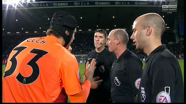 Thủ thành Petr Cech phản ứng trước quyết định của trọng tài Mike Dean.