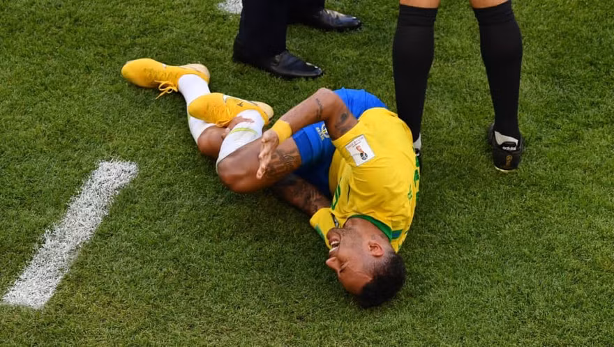 Neymar bị chỉ trích vì ăn vạ quá lố.