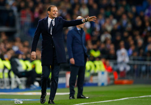 HLV Allegri tức giận khi trọng tài cho Real Madrid hưởng penalty phút bù giờ.