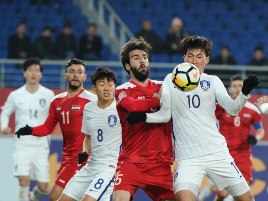 U23 Syria (áo đỏ) bị nghi gian lận tuổi.