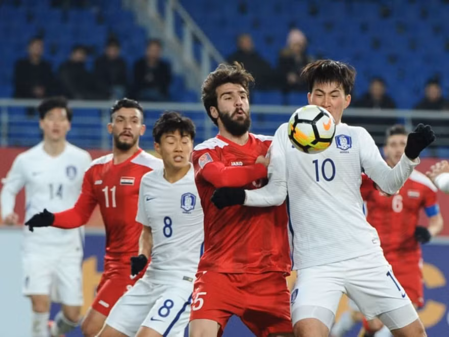 U23 Syria (áo đỏ) bị nghi gian lận tuổi.