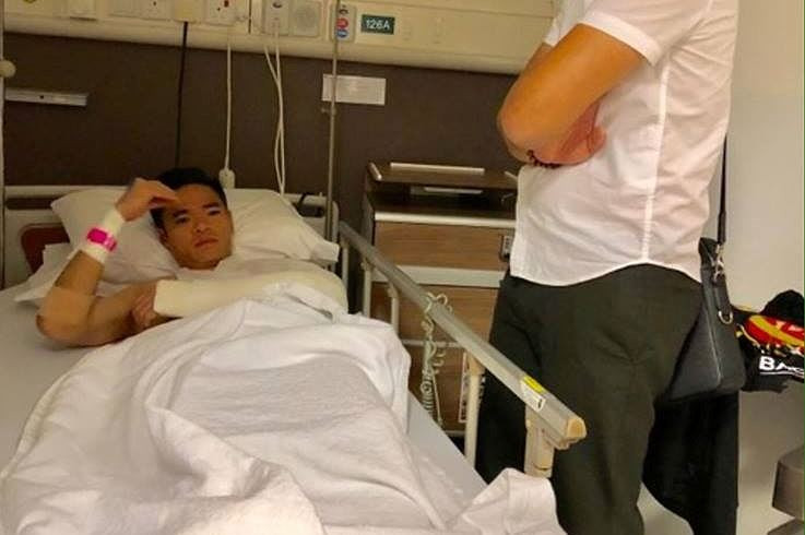 Thủ môn Trần Nguyên Mạnh nằm trong bệnh viện.