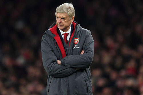 HLV Wenger liên tiếp cùng Arsenal trải qua những thất bại cay đắng.