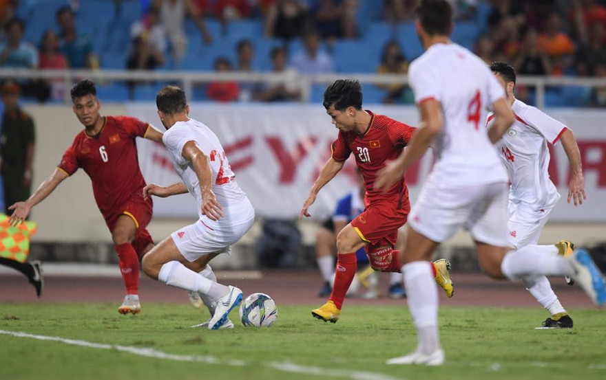 Công Phượng nâng tỷ số lên 2-1 bằng một pha dứt điểm tinh tế. Ảnh: Như Ý