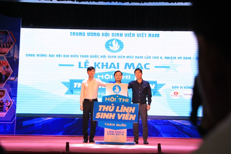 Các đại biểu nhấn nút khởi động cuộc thi Thủ lĩnh sinh viên toàn quốc lần thứ II, năm 2018