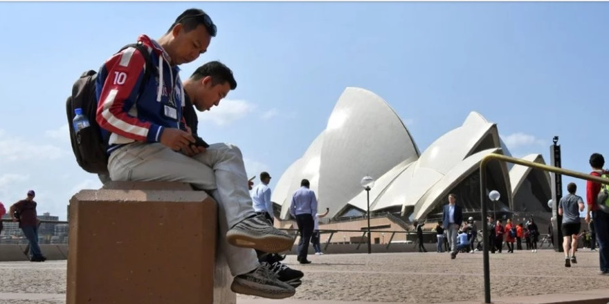 Khách du lịch đang sử dụng mạng 5G tại Sydney.
