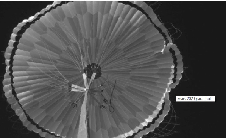 Chiếc dù siêu khủng này sẽ làm chậm tốc độ hạ cánh của tàu và khiến nó hạ cánh an toàn.