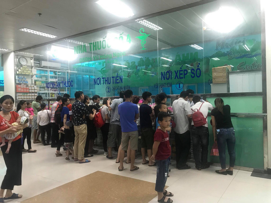 Nơi chờ lấy số, phát thuốc của bệnh viện luôn đông kín người xếp hàng. 