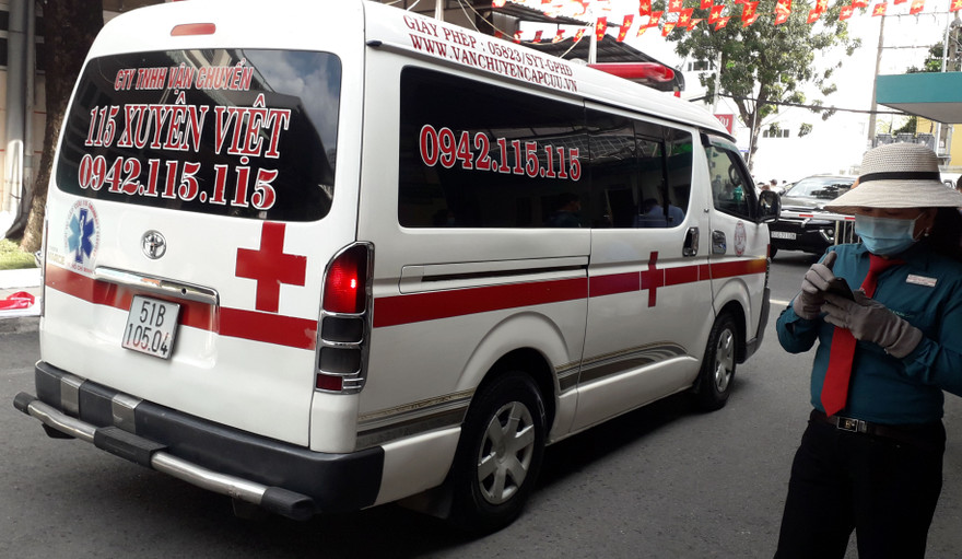 Gọi cấp cứu 115 TPHCM nhưng xe tư nhân đến chuyển bệnh