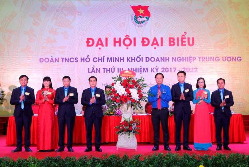 Bí thư thứ nhất T.Ư Đoàn Lê Quốc Phong (thứ 4, bên phải) tặng hoa chúc mừng đại hội Đoàn Khối doanh nghiệp T.Ư lần thứ III, nhiệm kỳ 2017 - 2022. Ảnh: Bảo Anh 