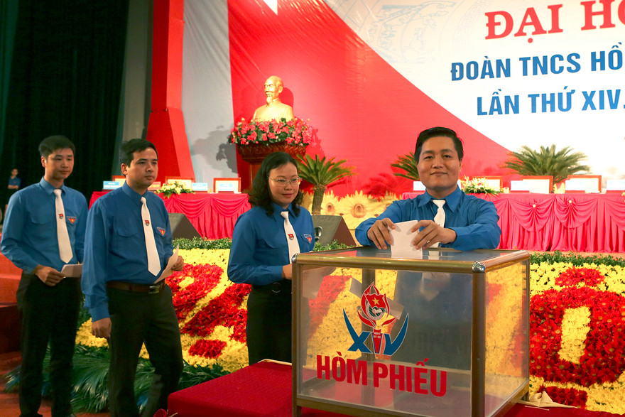 Các đại biểu bỏ phiếu tại Đại hội. Ảnh: Bảo Anh 