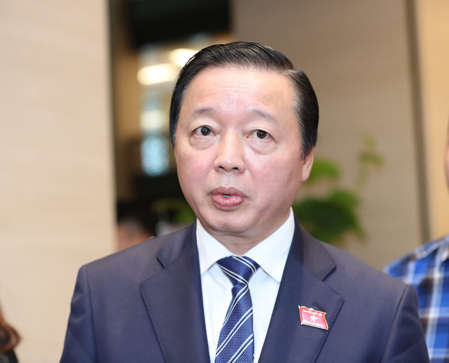 Bộ trưởng Bộ TN&MT Trần Hồng Hà trao đổi với báo chí bên hành lang Quốc hội ngày 24/10. Ảnh Như Ý