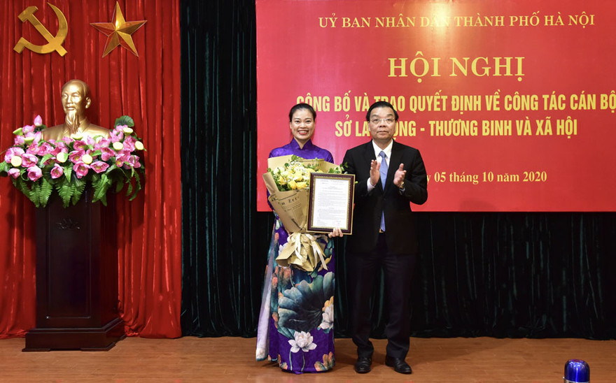 Trao quyết định về nhân sự tại Hà Nội. Ảnh VGP