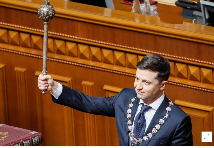 Tân tổng thống Ukraine Volodymyr Zelenskiy tuyên thệ nhậm chức tại Quốc hội. Ảnh: Reuters