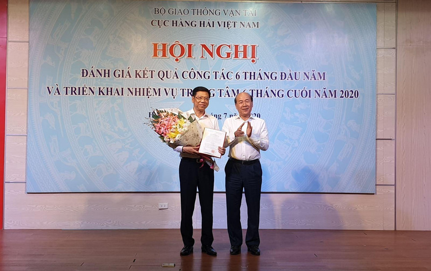 Ông Nguyễn Xuân Sang (trái) nhận quyết định tái bổ nhiệm cục trưởng Cục Hàng hải vào tháng 7/2020.