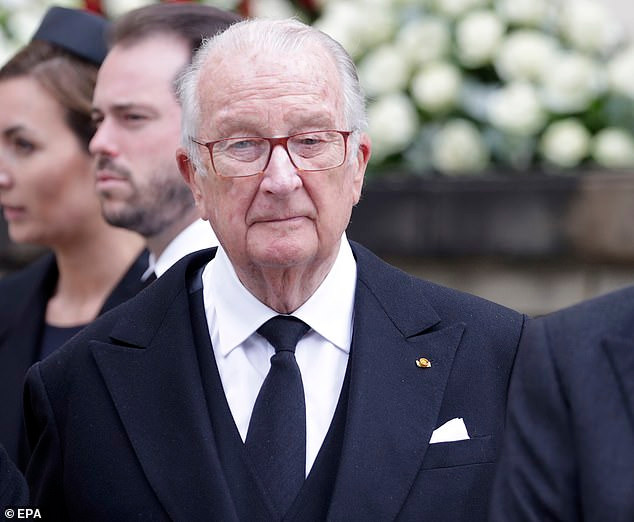 Cựu vương Bỉ năm nay đã 84 tuổi bị buộc phải cung cấp ADN để xác định mối quan hệ cha con với một phụ nữ.