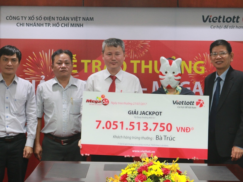 Sinh viên Trúc (đeo mặt nạ) nhận giải đặc biệt của Vietlott