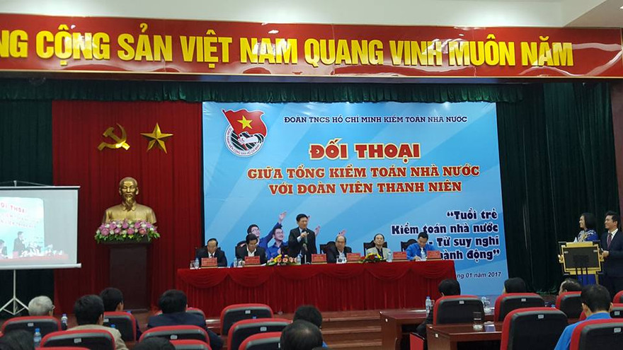 Tổng KTNN Hồ Đức Phớc đối thoại với đoàn viên thanh niên sáng 6/1. 