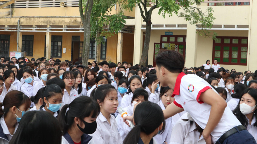  Hướng nghiệp cho gần 1.300 học sinh cấp 3