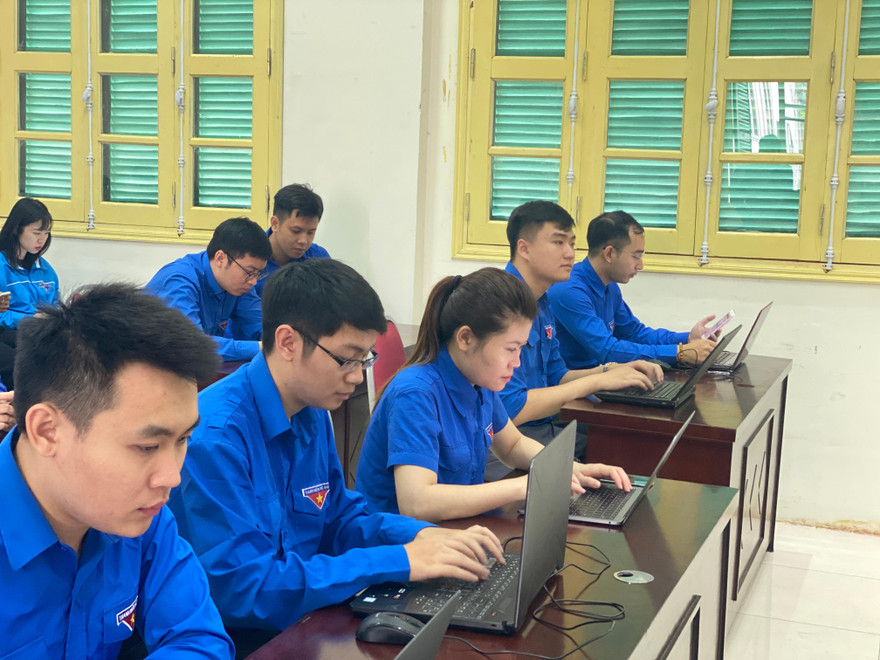 cán bộ, đoàn viên cơ quan Thành Đoàn Hà Nội tham gia thi ngay sau lễ phát động