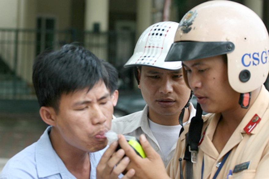 Cơ quan chức năng khẳng định máy đo nồng độ cồn an toàn, không lây lan virus corona.