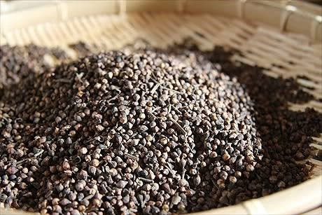 Than hoạt tính thường được sử dụng trong dân gian để điều trị một số bệnh như ăn uống khó tiêu, đầy hơi, chướng bụng… Tuy được coi là thuốc rẻ tiền nhưng nó lại luôn được xem là thuốc đầu tay trong cấp cứu ngộ độc thực phẩm, đặc biệt trong điều trị và xử 