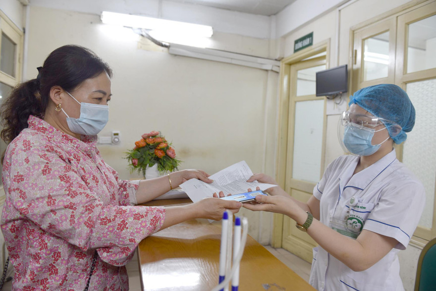 Người dân sử dụng thẻ BHYT điện tử trên ứng dụng VssID - BHXH số trong khám chữa bệnh thay thế thẻ giấy.