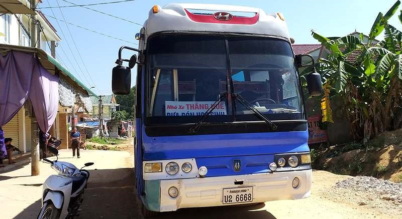 Chiếc xe biển số Lào chở học sinh cán qua người nữ sinh. Ảnh: PLO.