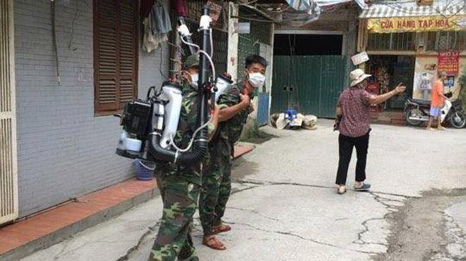 Phun thuốc muỗi tại khu dân cư 11, phường Láng Thượng sáng 14/8. Ảnh: Nhi Nguyễn