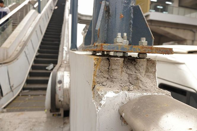 Phần tường ở chân mái che lối thang cuối lên nha ga bị vỡ, nứt. Ảnh NGUYỄN ĐỨC – TIẾN ĐẠT