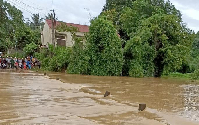 Nữ sinh lớp 9 bị lũ cuốn tử vong khi qua cầu tràn