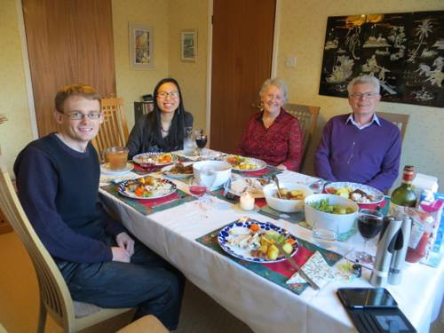 Chị Ngân bên bố mẹ chồng. Ảnh: NVCC.